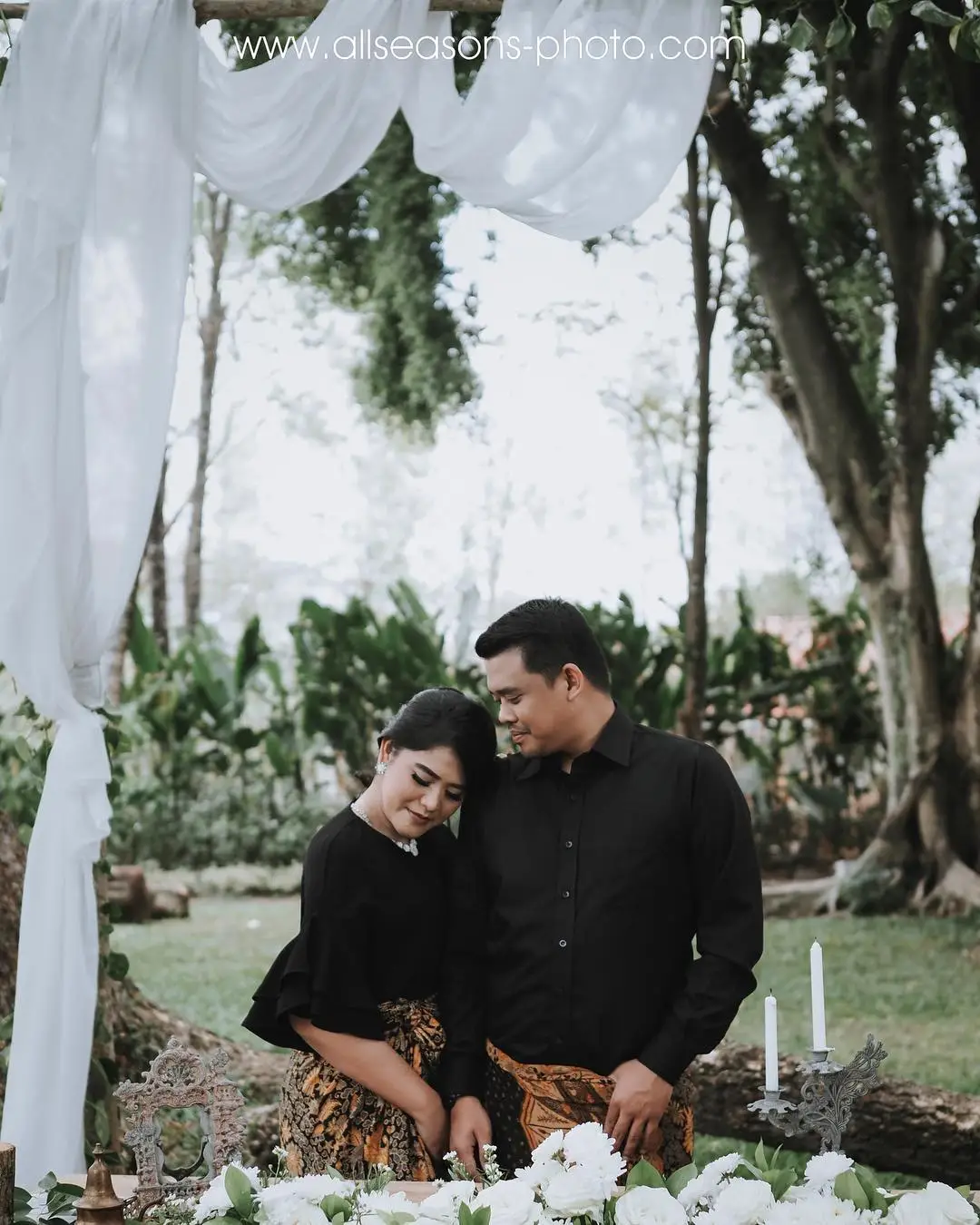 Inspirasi Baju Hitam untuk Foto Pre-Wedding Outdoor