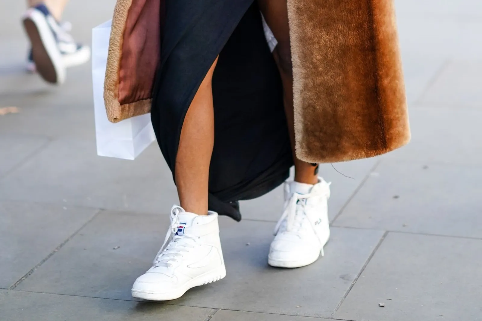 Ide Outfit Pakai High-Top Sneakers yang Stylish