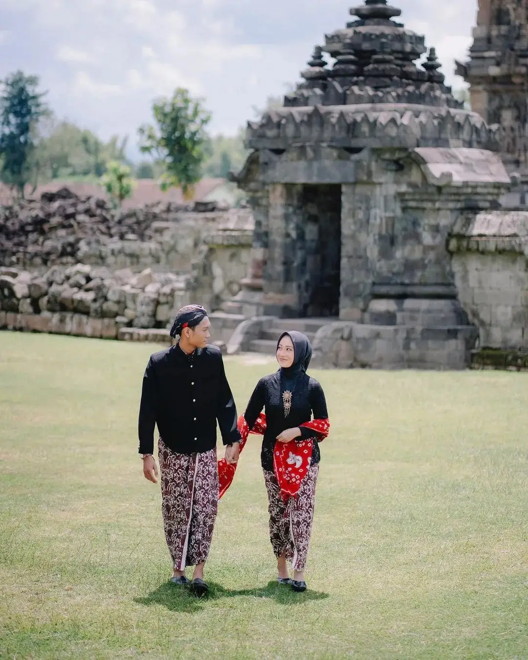 Inspirasi Baju Hitam untuk Foto Pre-Wedding Outdoor