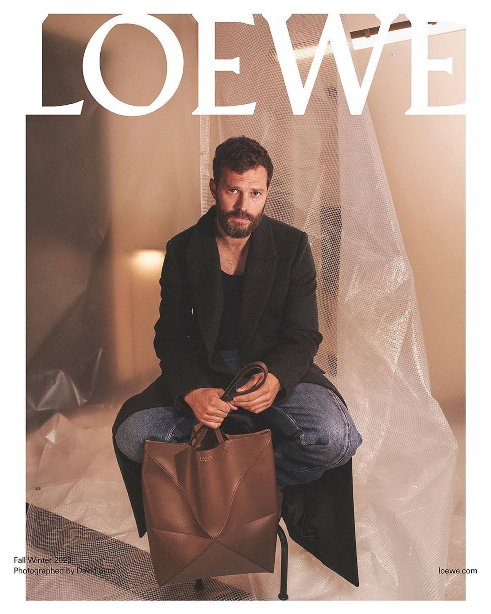 LOEWE Rilis Campaign Terbaru Dibintangi  Jamie Dornan & Omar Apollo