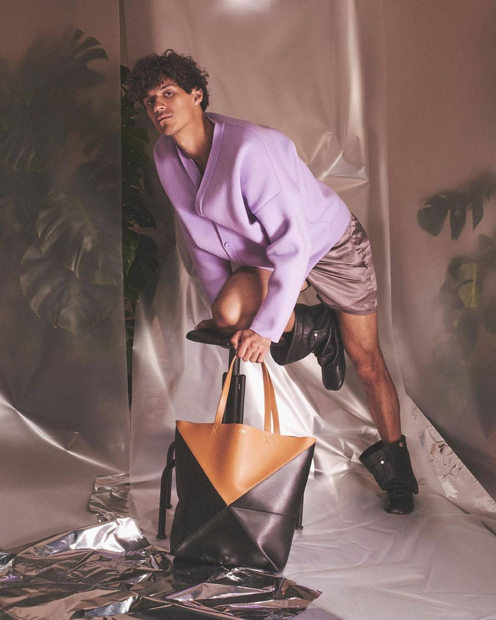 LOEWE Rilis Campaign Terbaru Dibintangi  Jamie Dornan & Omar Apollo