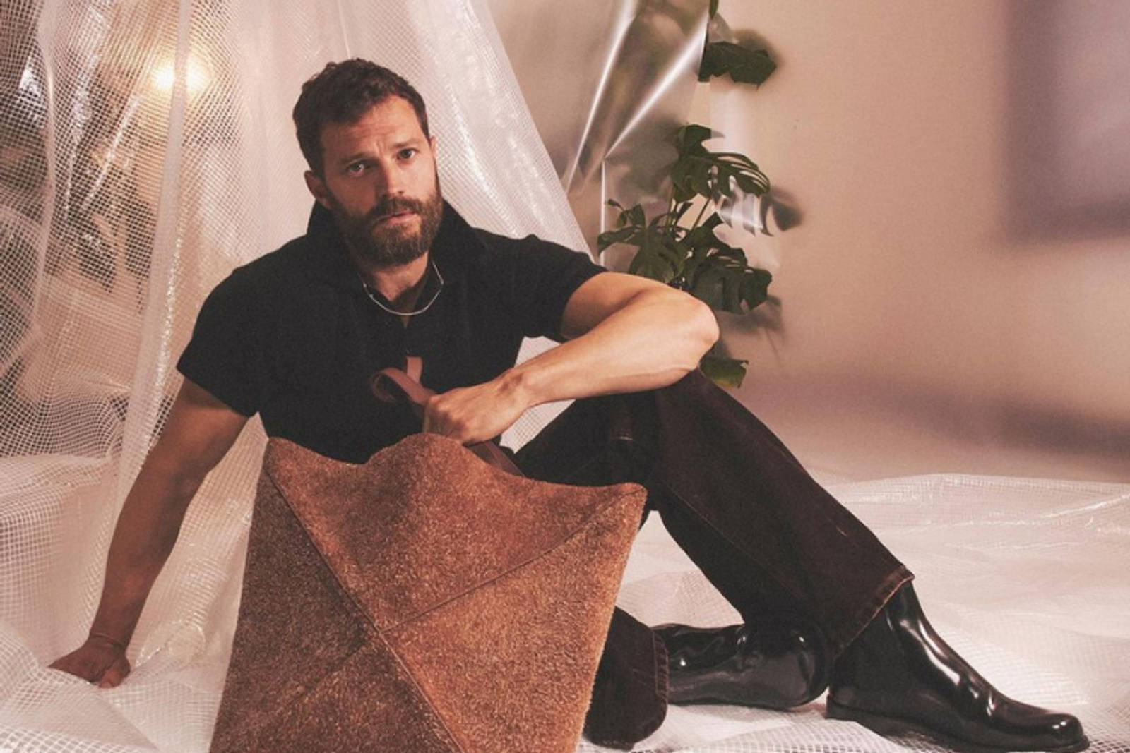 LOEWE Rilis Campaign Terbaru Dibintangi  Jamie Dornan & Omar Apollo