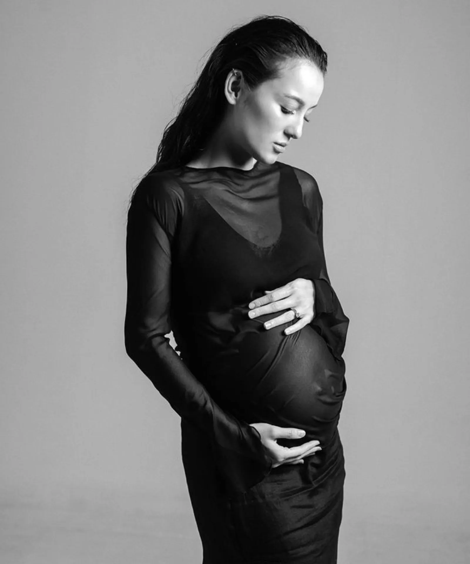 Sambut Anak Pertama, 8 Momen Kehamilan Julie Estelle Ditemani Suami