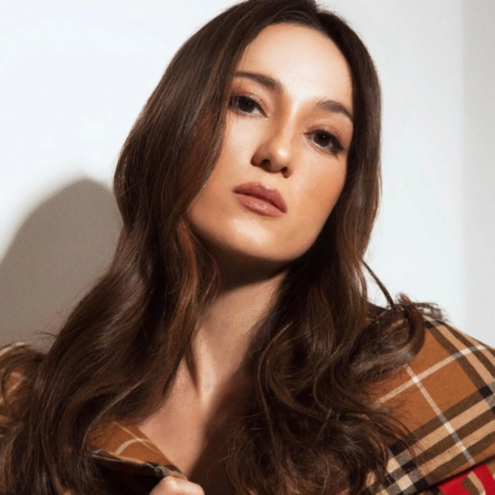 Pesona Julie Estelle yang Memikat