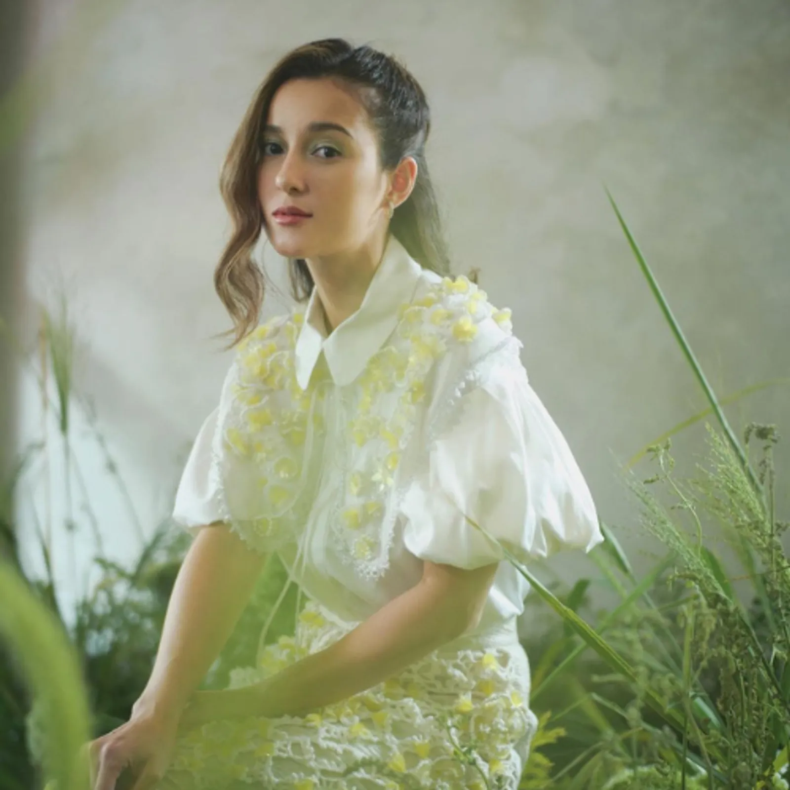 Pesona Julie Estelle yang Memikat