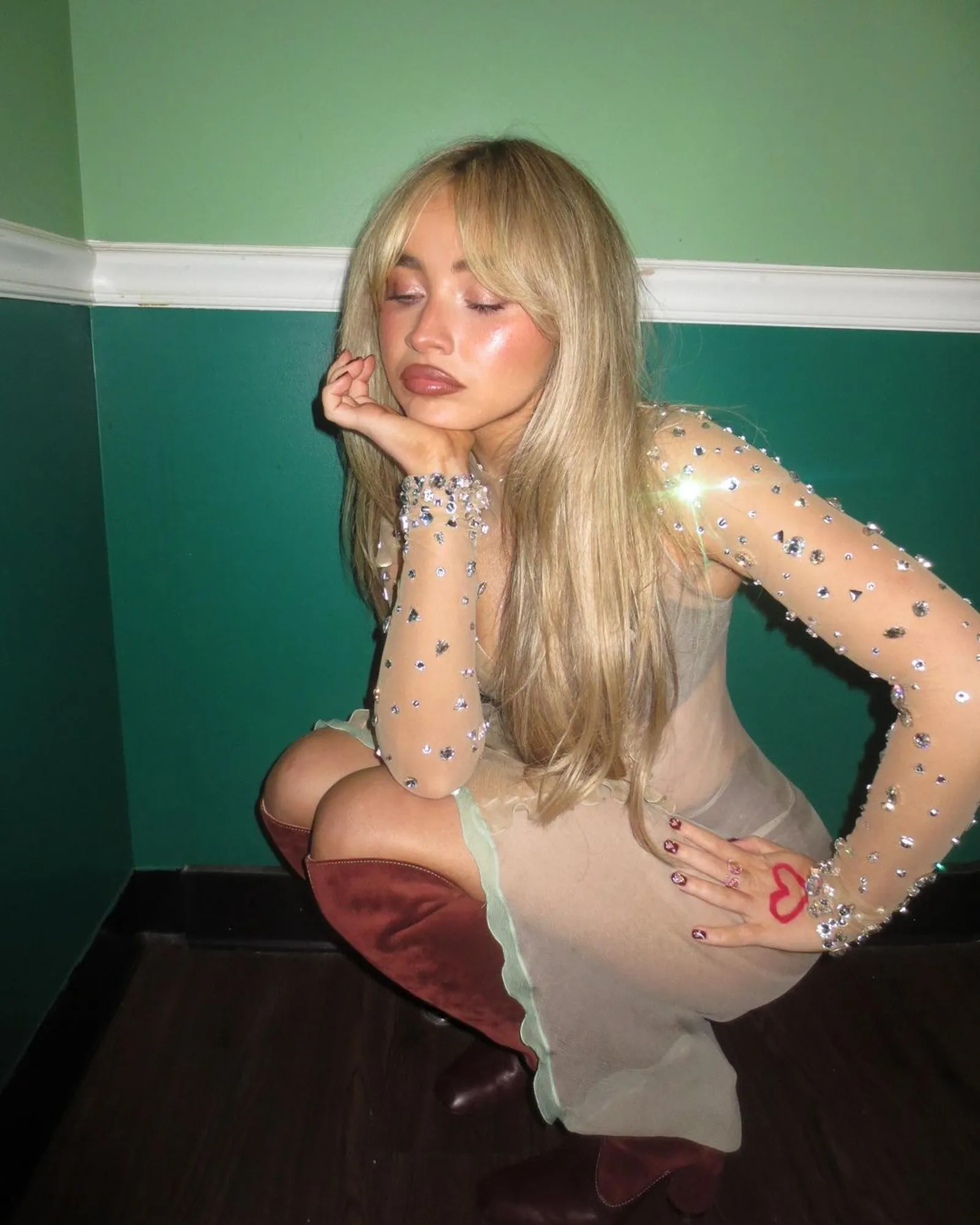 Intip Gaya Outfit Manggung Sabrina Carpenter, Chic & Girly!