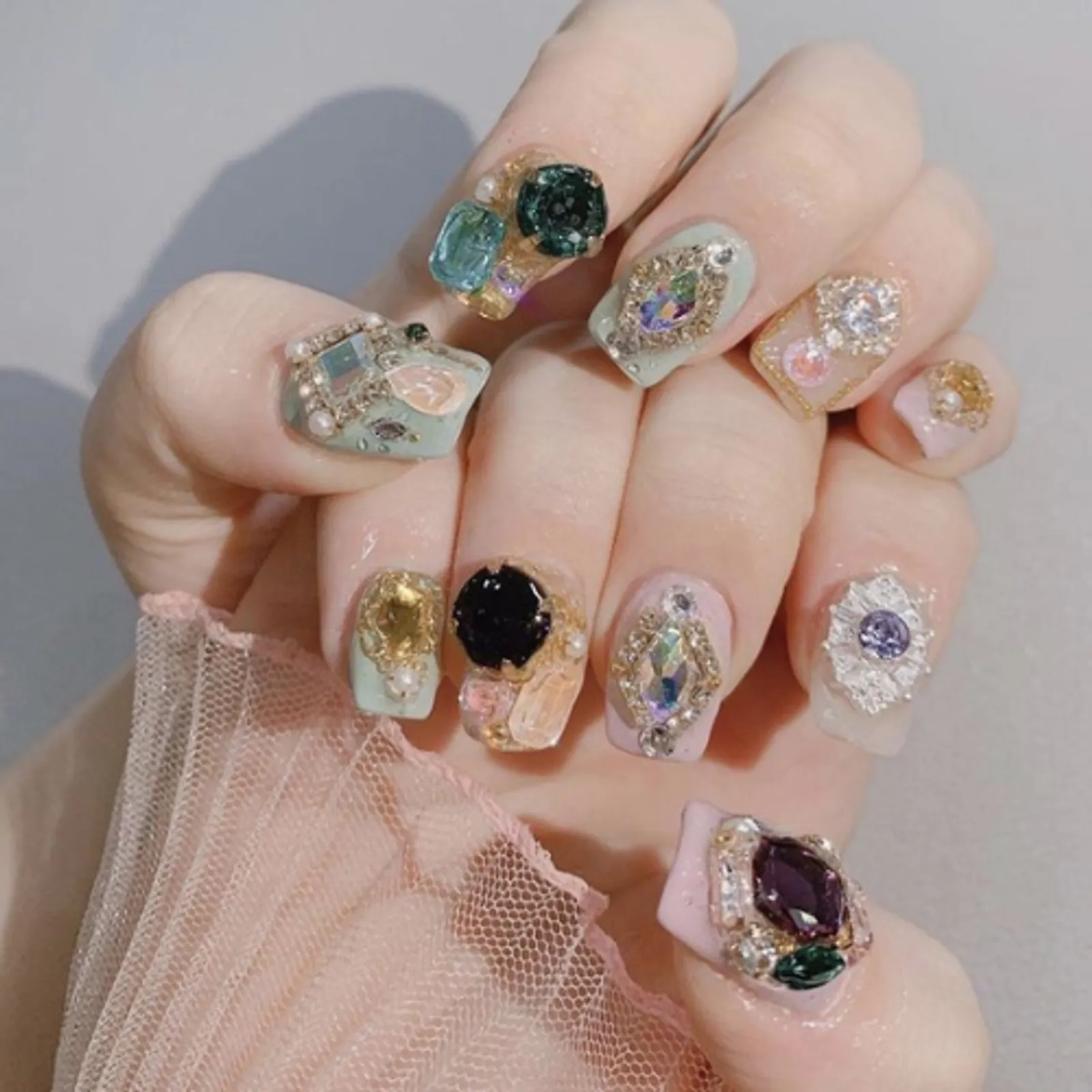 Baroque Nails, Tren Baru untuk Tampilan Kuku yang Unik