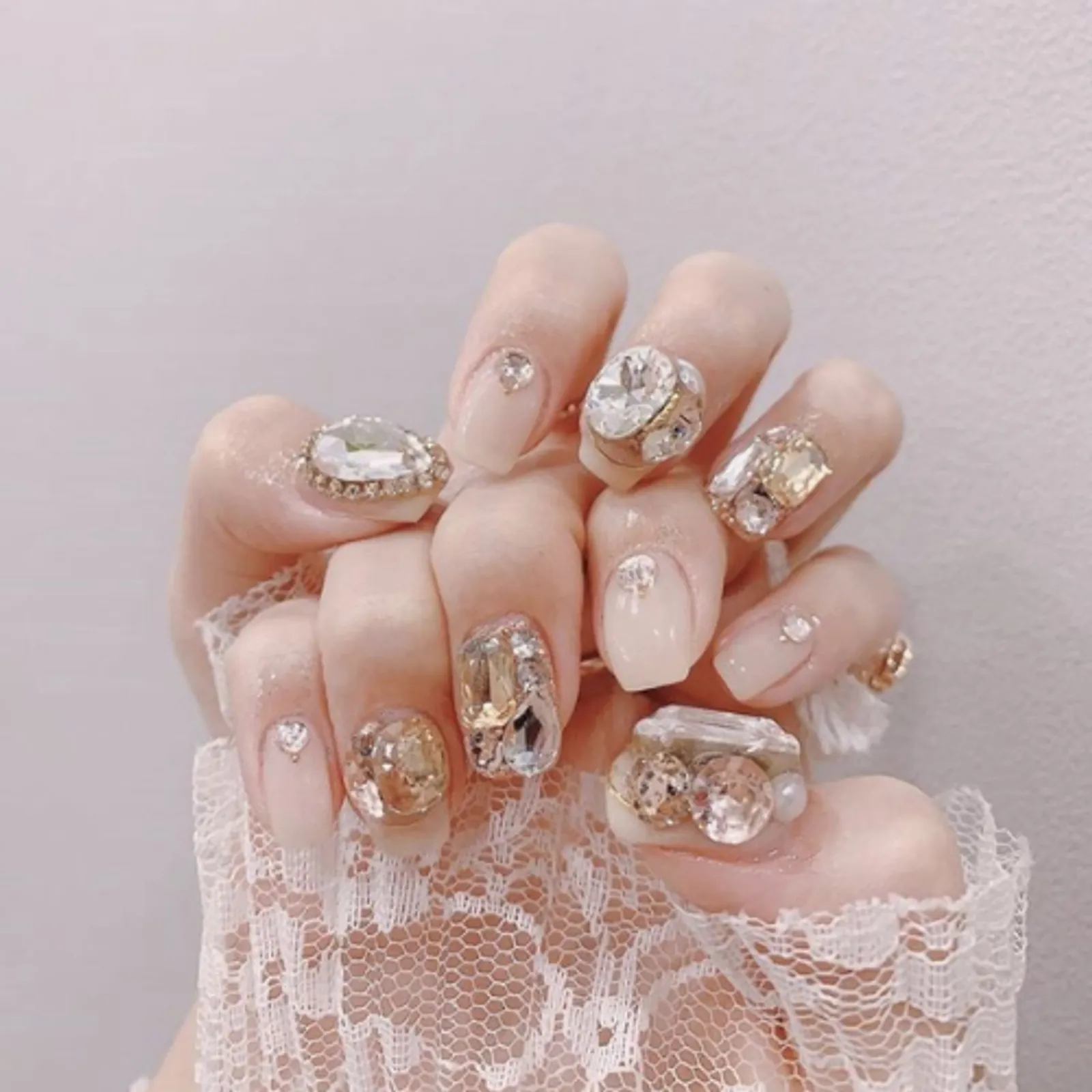 Baroque Nails, Tren Baru untuk Tampilan Kuku yang Unik