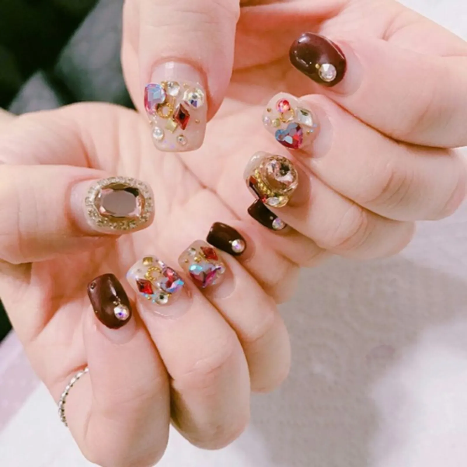 Baroque Nails, Tren Baru untuk Tampilan Kuku yang Unik