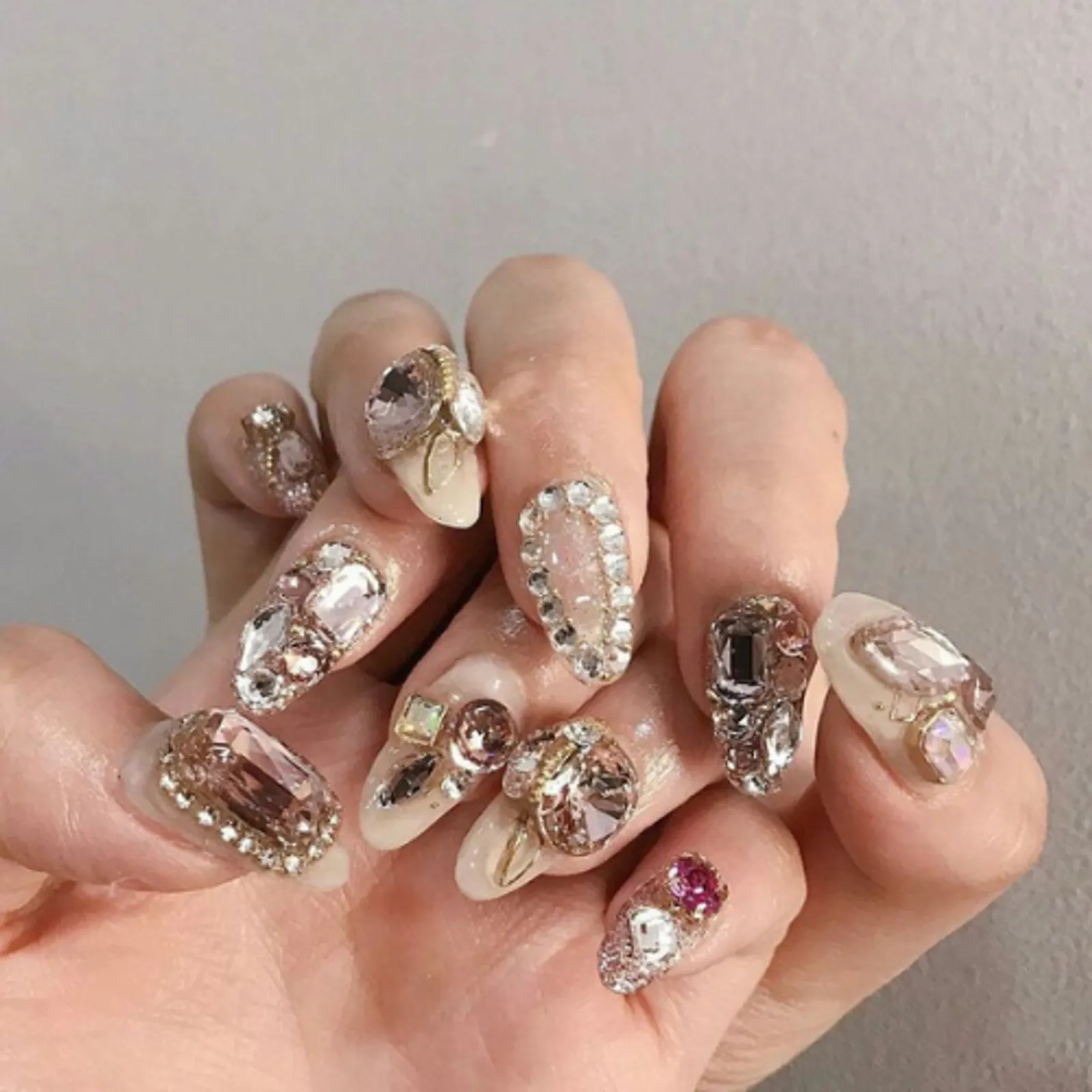 Baroque Nails, Tren Baru untuk Tampilan Kuku yang Unik