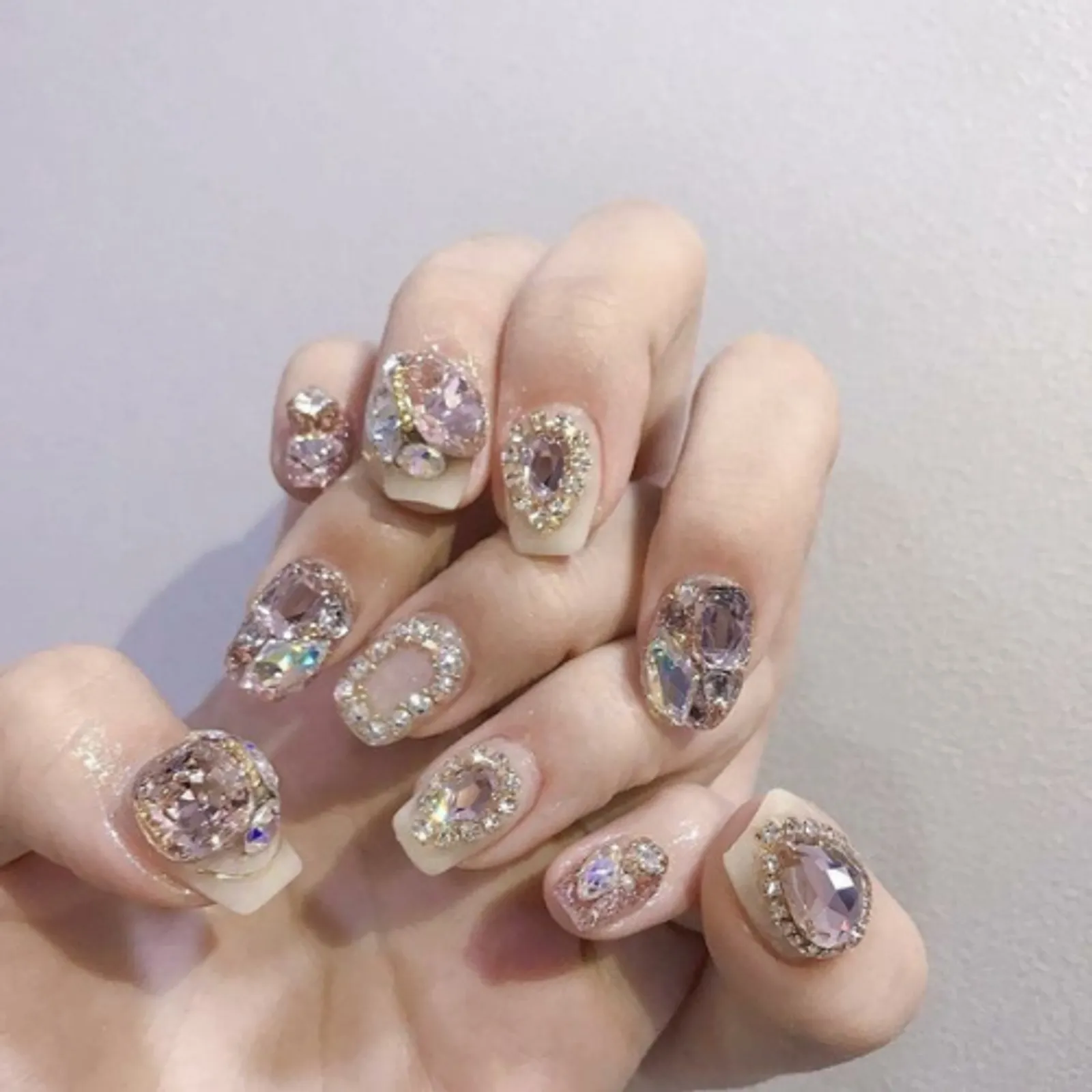 Baroque Nails, Tren Baru untuk Tampilan Kuku yang Unik