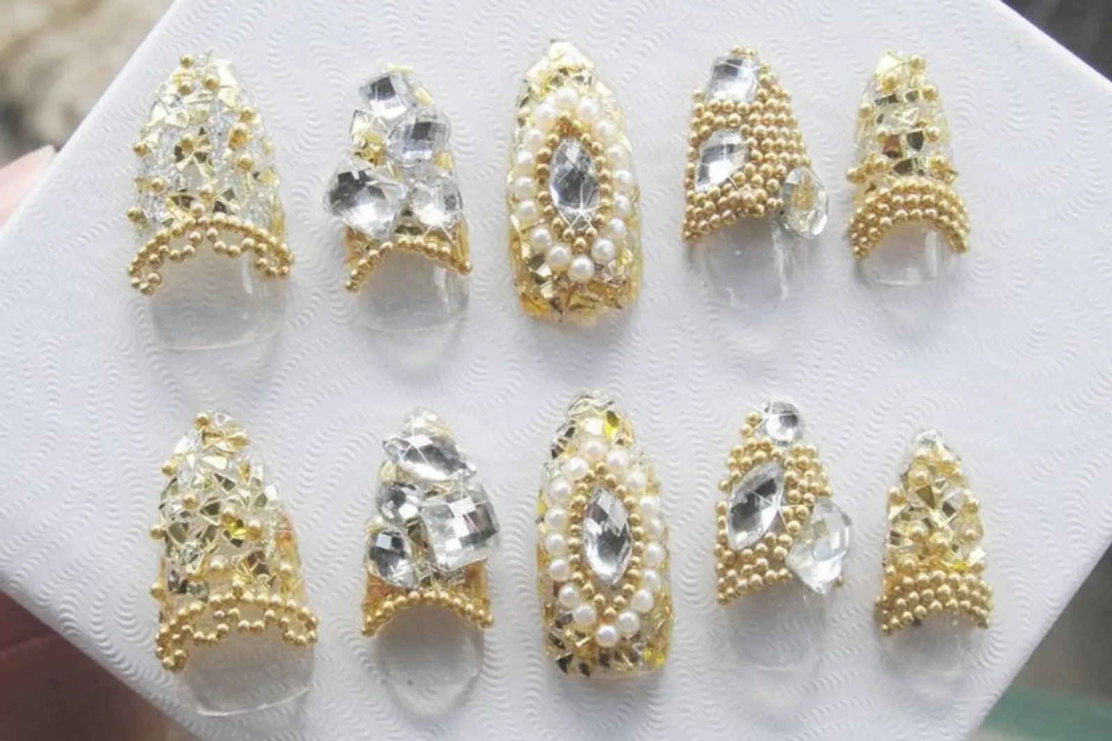 Baroque Nails, Tren Baru untuk Tampilan Kuku yang Unik