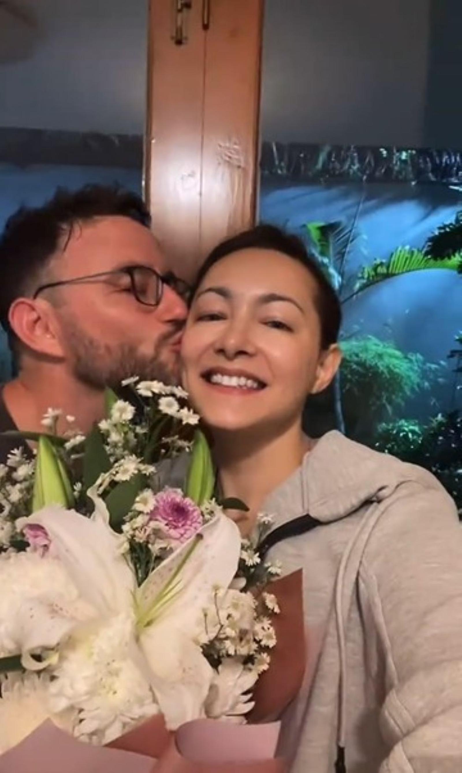 Lepas Status Janda, Intip 7 Foto Pernikahan Dewi Rezer & Ethan Alarmk