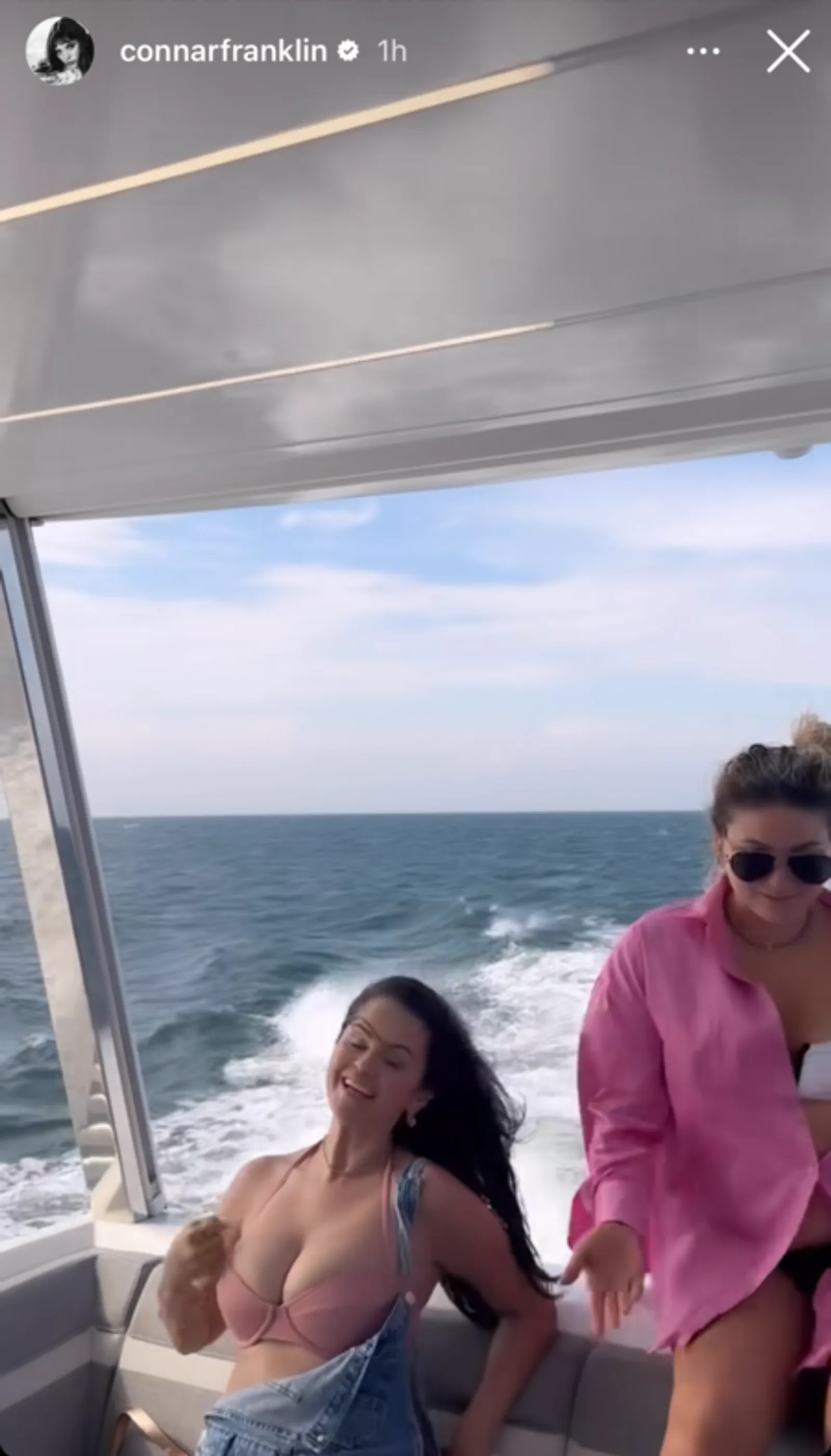 Selena Gomez Pakai Pink Bikini di Bachelorette Yacht Party