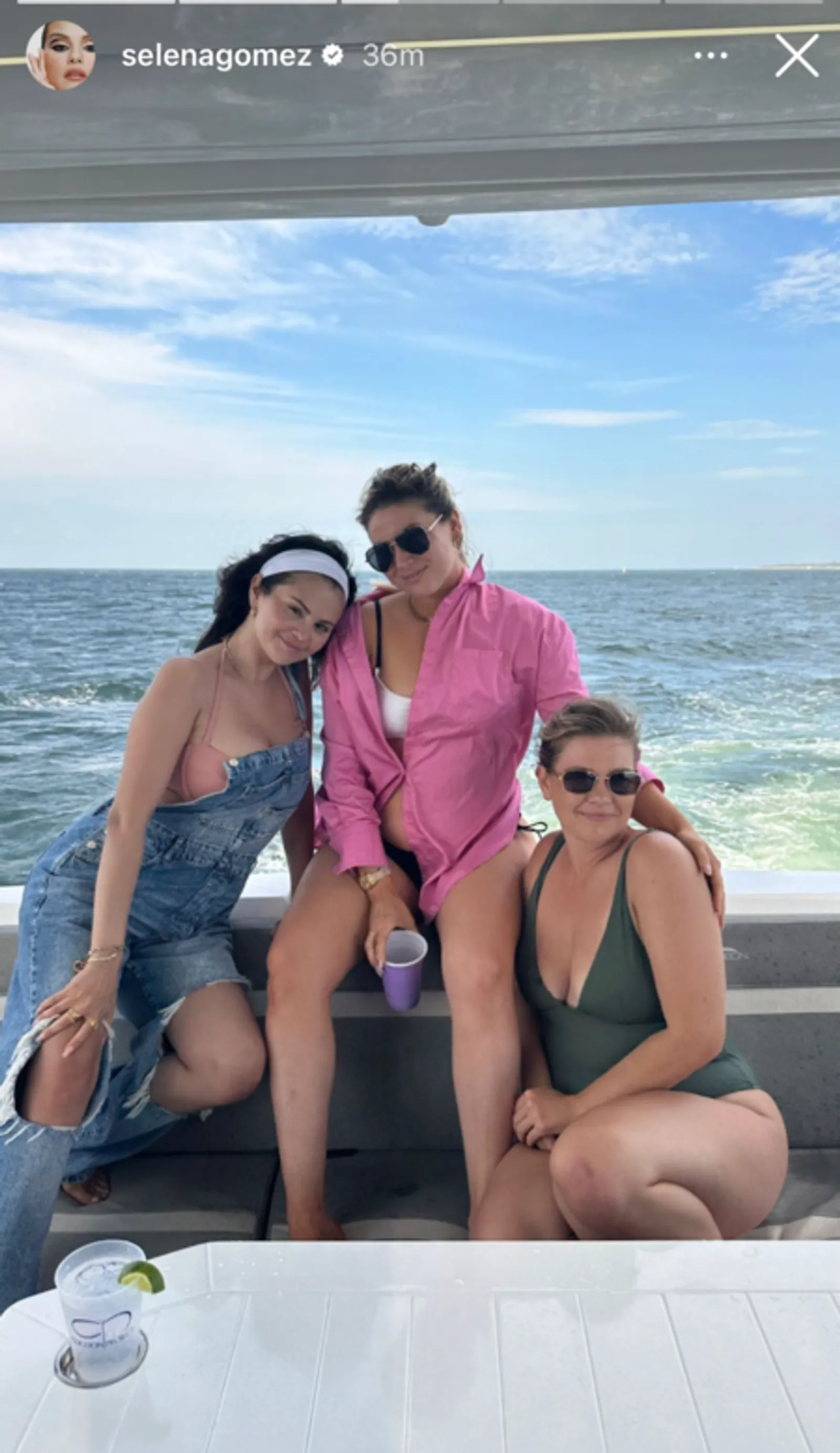 Selena Gomez Pakai Pink Bikini di Bachelorette Yacht Party