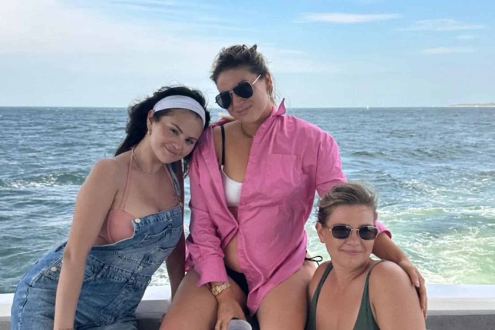 Selena Gomez Pakai Pink Bikini di Bachelorette Yacht Party