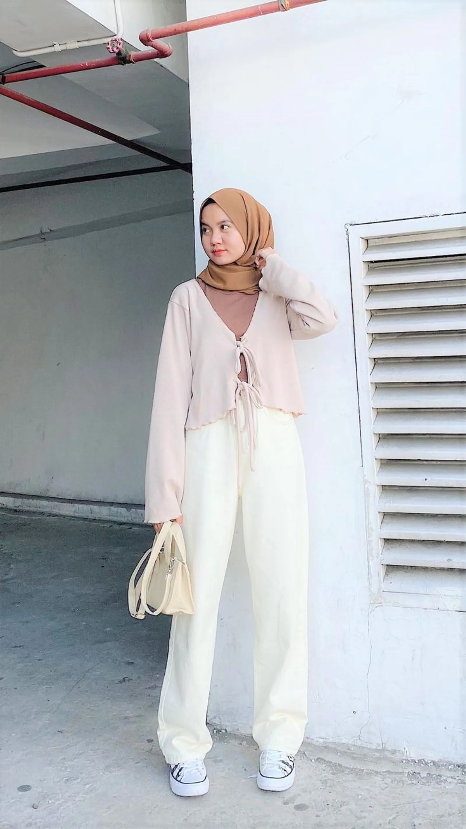 10 OOTD Cardigan Crop Hijab, Bikin Penampilan Jadi Stylish dan Chic