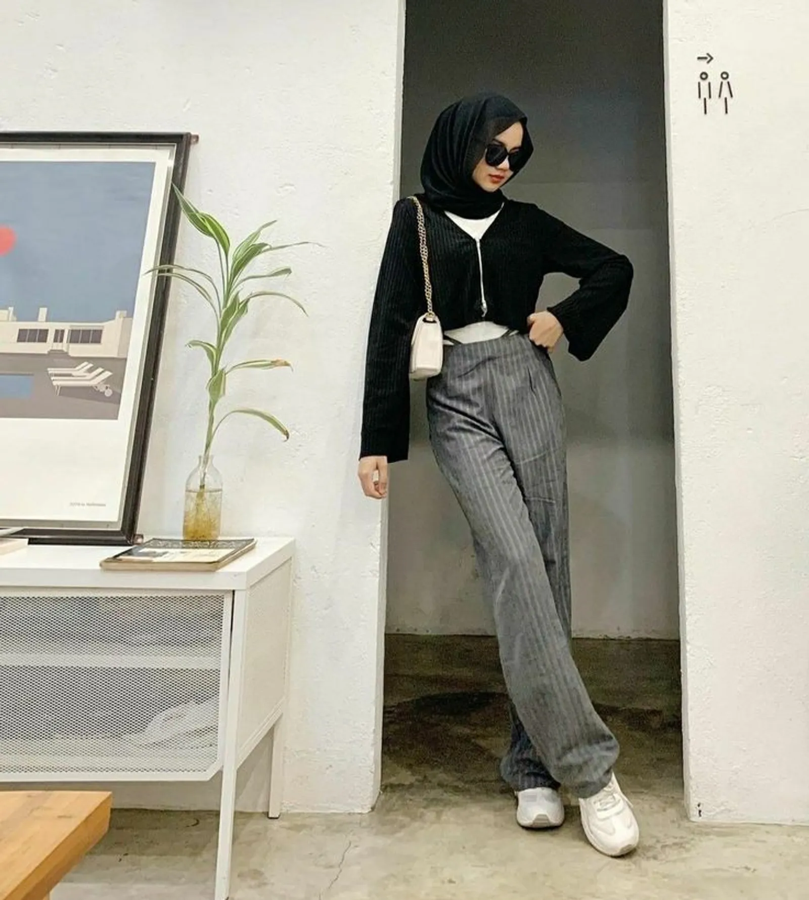 10 OOTD Cardigan Crop Hijab, Bikin Penampilan Jadi Stylish dan Chic