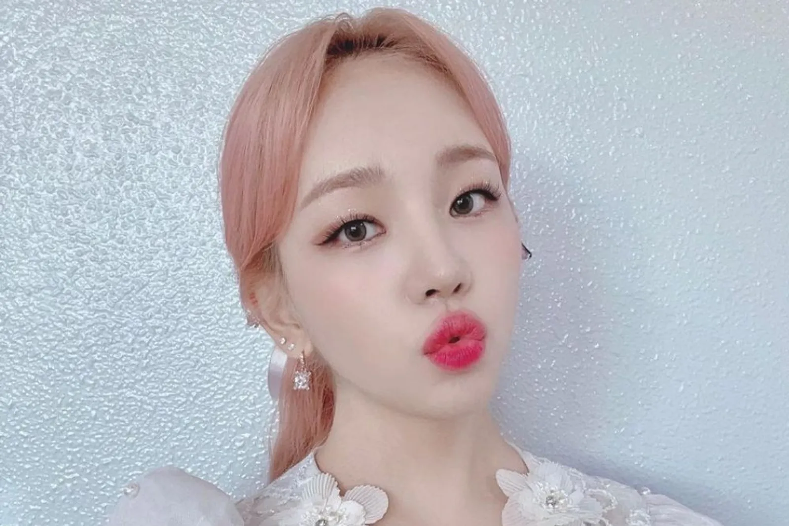 Unggah Potret Pre-Wedding, Pesona Baek A Yeon Jadi Sorotan 