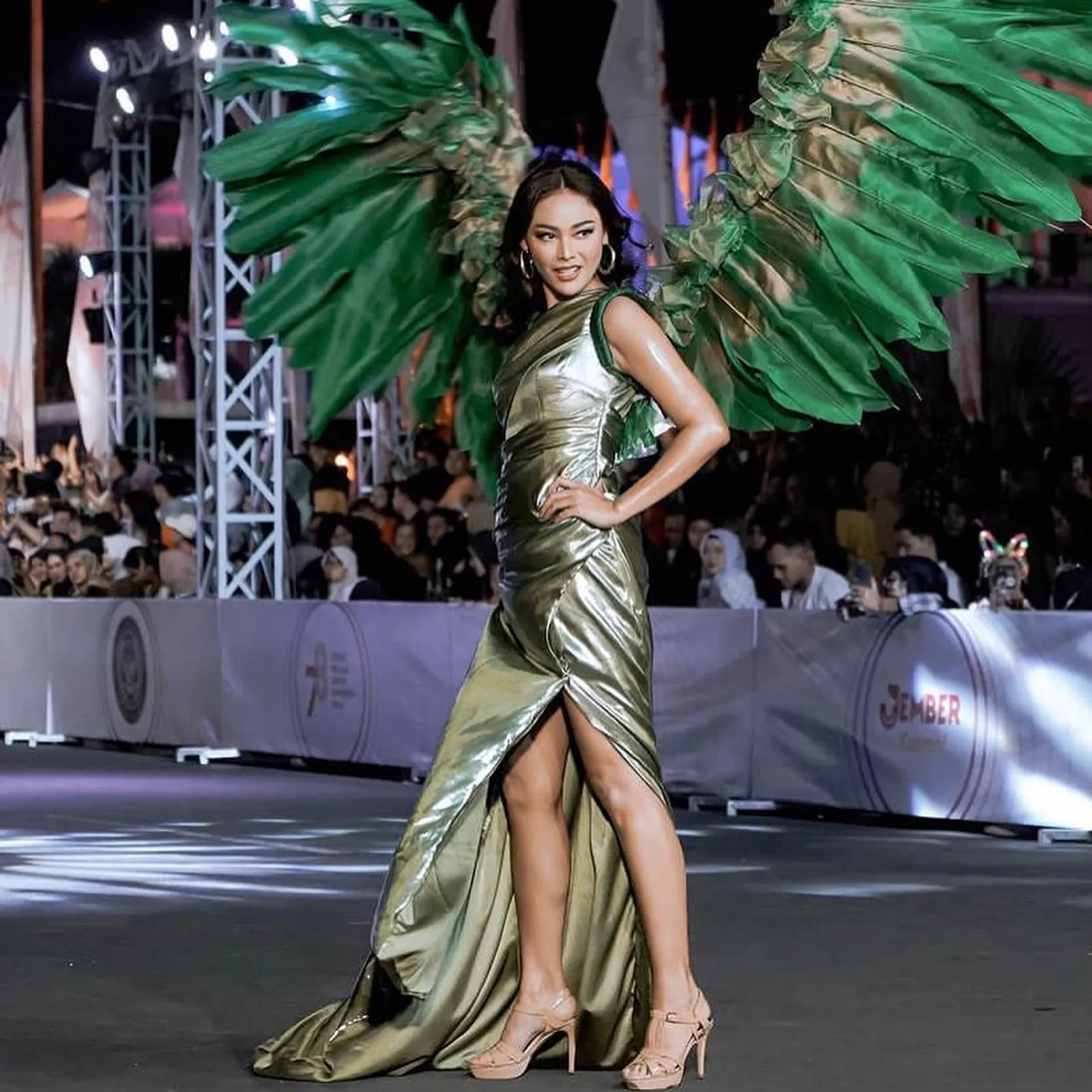 Gaya Seleb Tampil di Runway Jember Fashion Carnaval