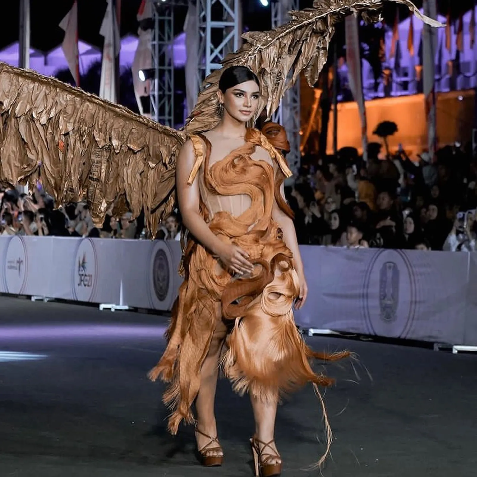 Gaya Seleb Tampil di Runway Jember Fashion Carnaval