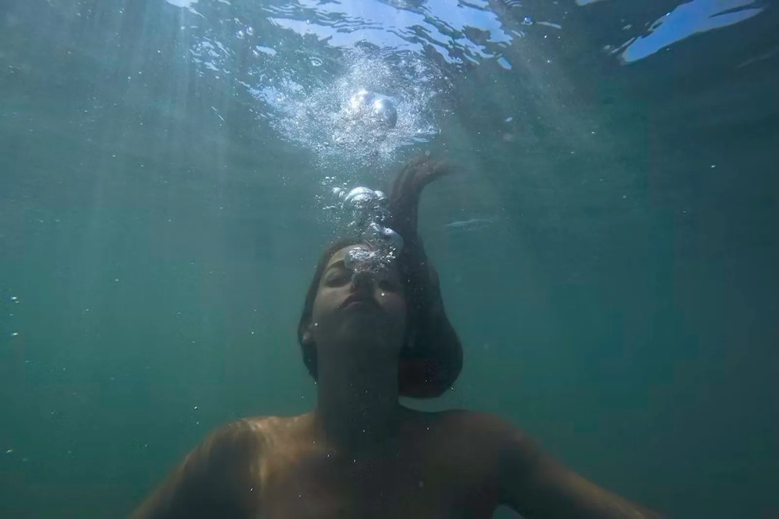 10 Arti Mimpi Berenang di Laut, Pertanda Terima Rezeki