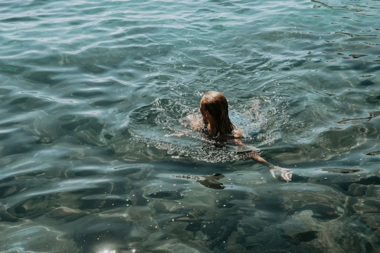 10 Arti Mimpi Berenang di Laut, Pertanda Terima Rezeki