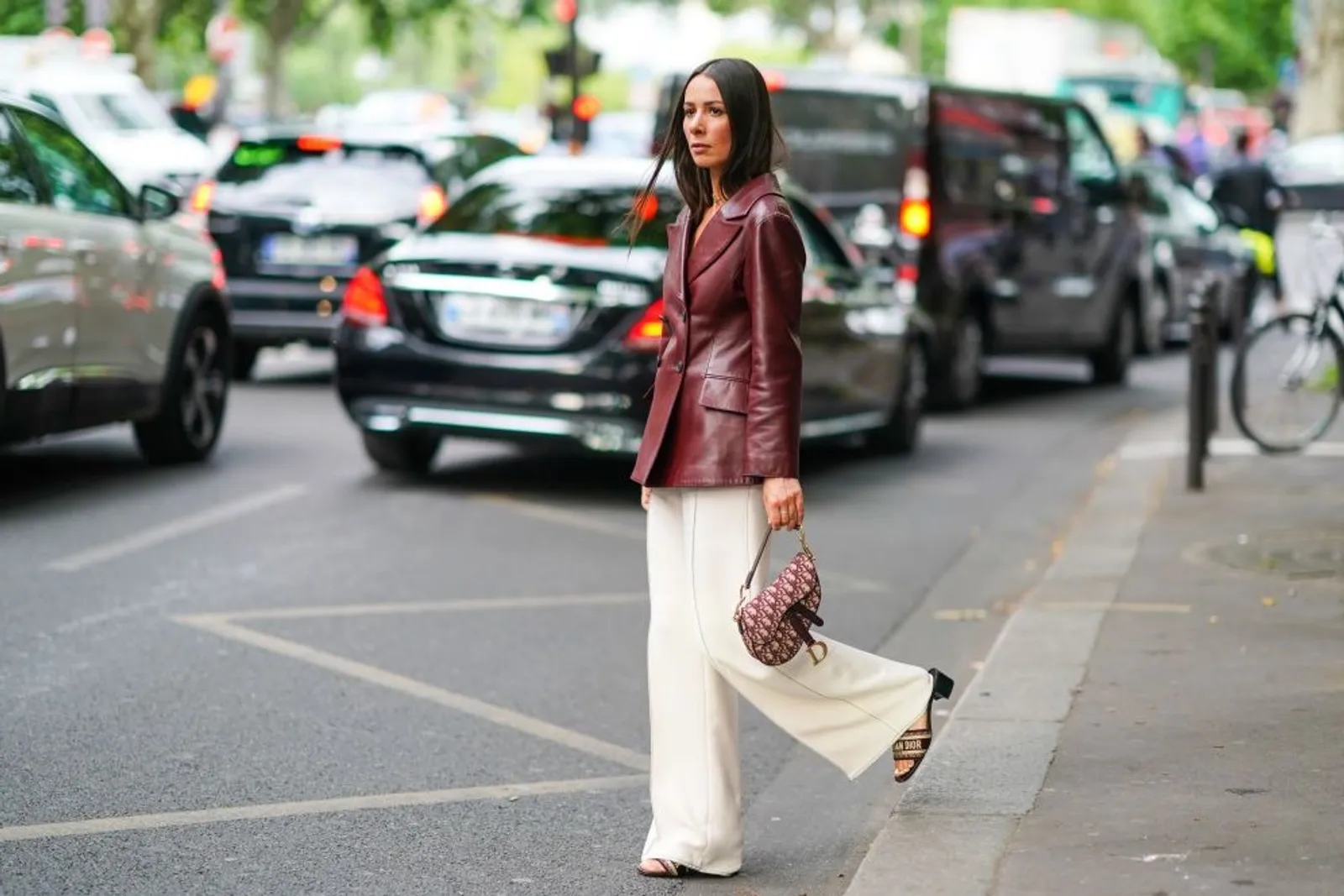 Cara Stylish Pakai Celana Wide-Leg yang Trendi