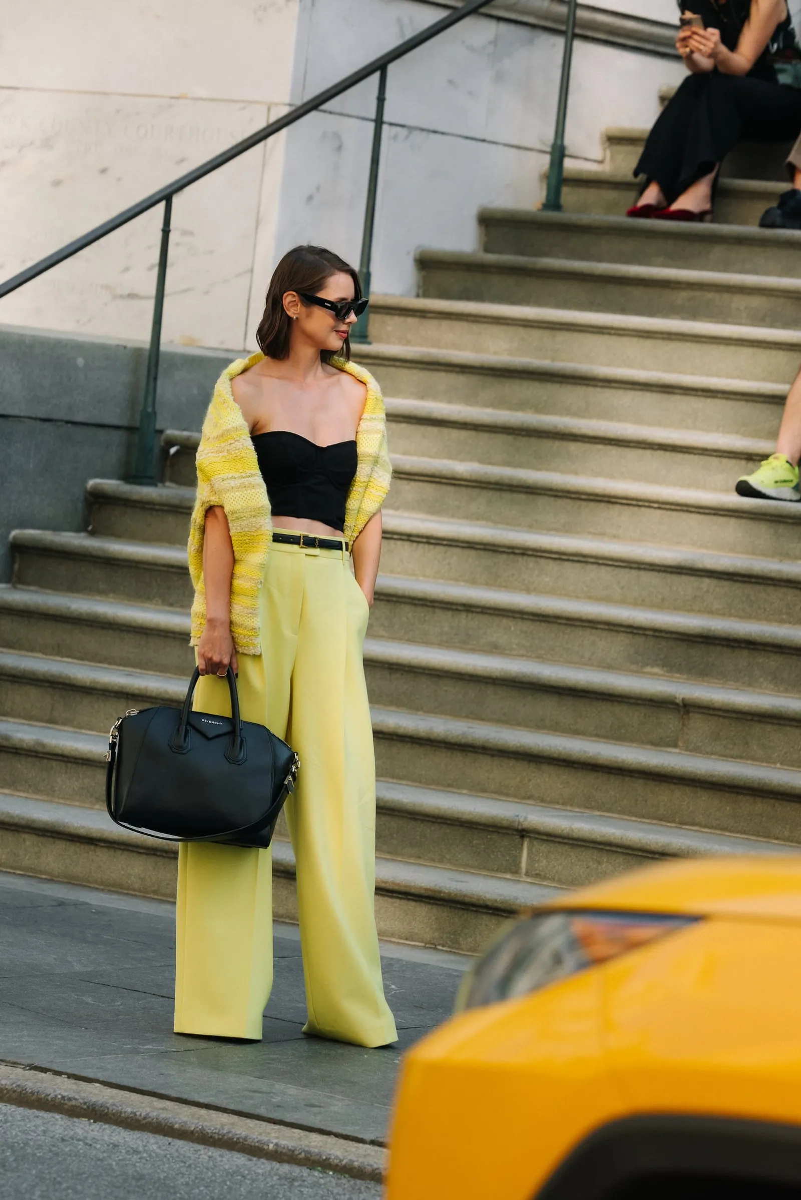 Cara Stylish Pakai Celana Wide-Leg yang Trendi