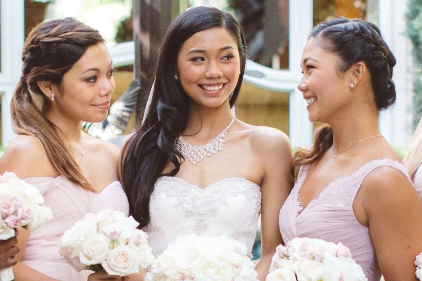 Inspirasi Gaya Rambut untuk Bridesmaid, Simple dan Memikat