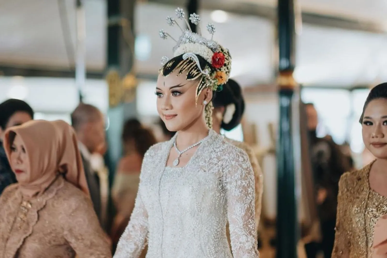 Potret Menawan Erina Gudono Berbalut Kebaya