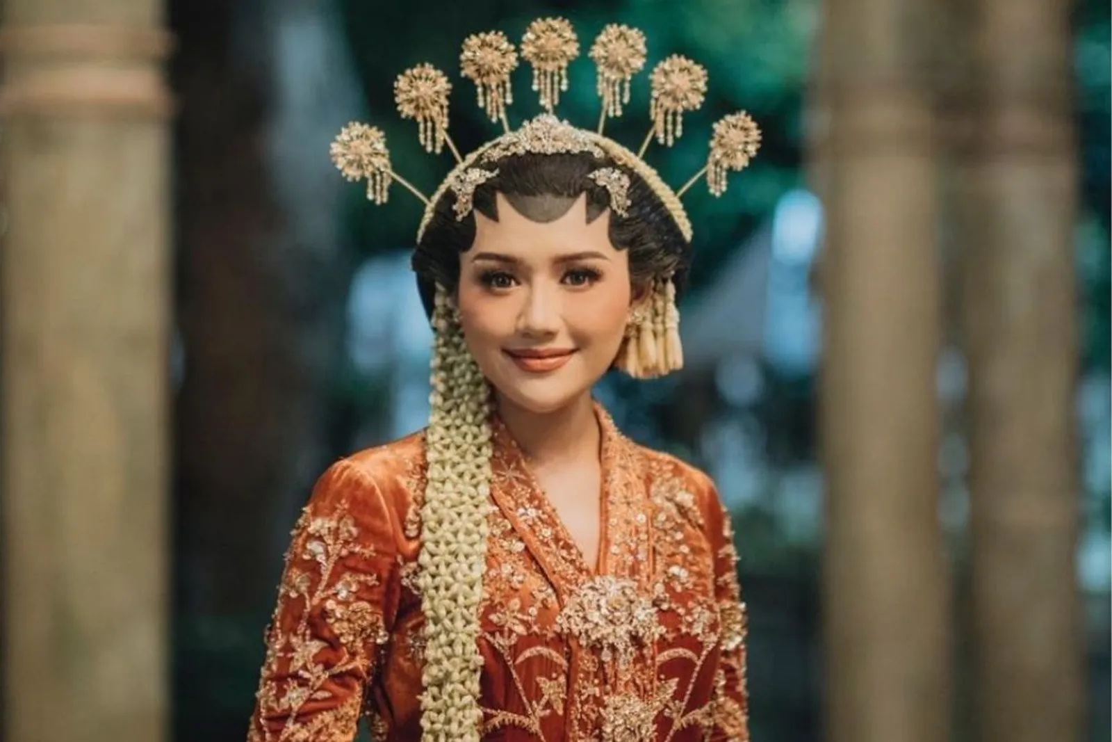 Potret Menawan Erina Gudono Berbalut Kebaya