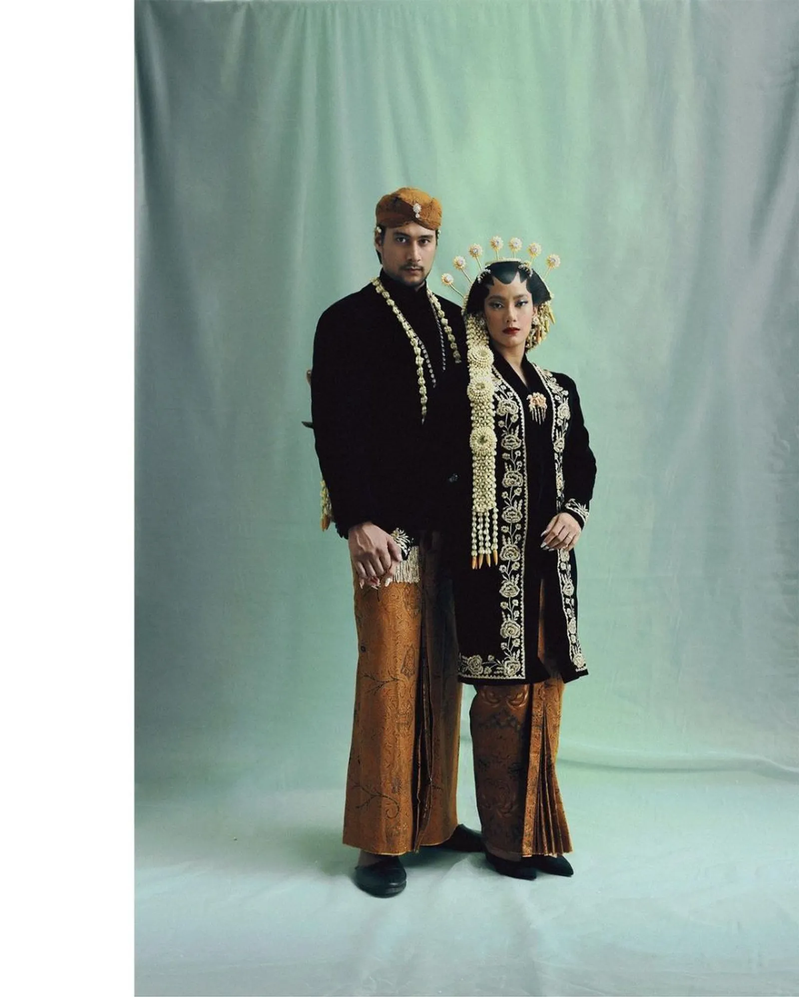 Bukan Pre-Wedding, 6 Pasang Seleb Ini Pilih Foto Post-Wedding Usai Sah