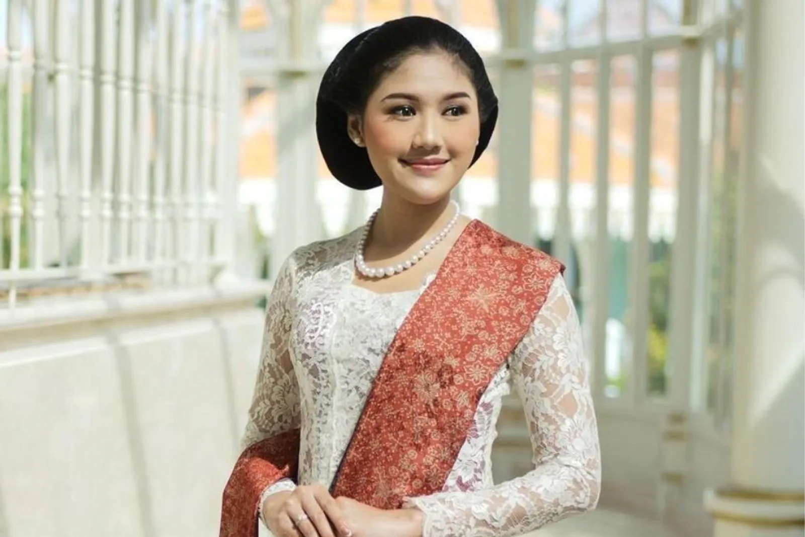 Potret Menawan Erina Gudono Berbalut Kebaya