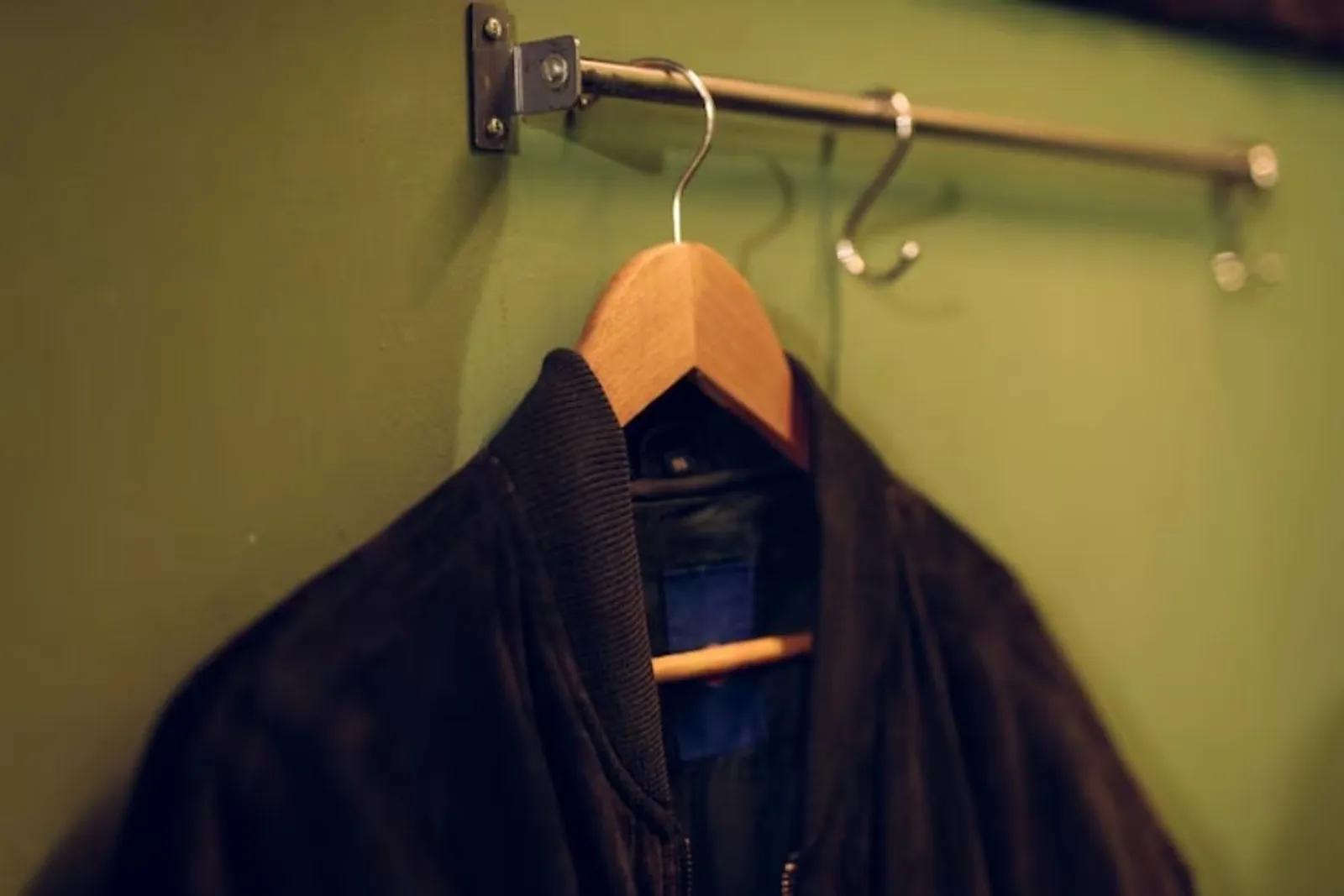 6 Cara Mencuci Jaket Kulit yang Benar dan Baik, Jangan Salah!