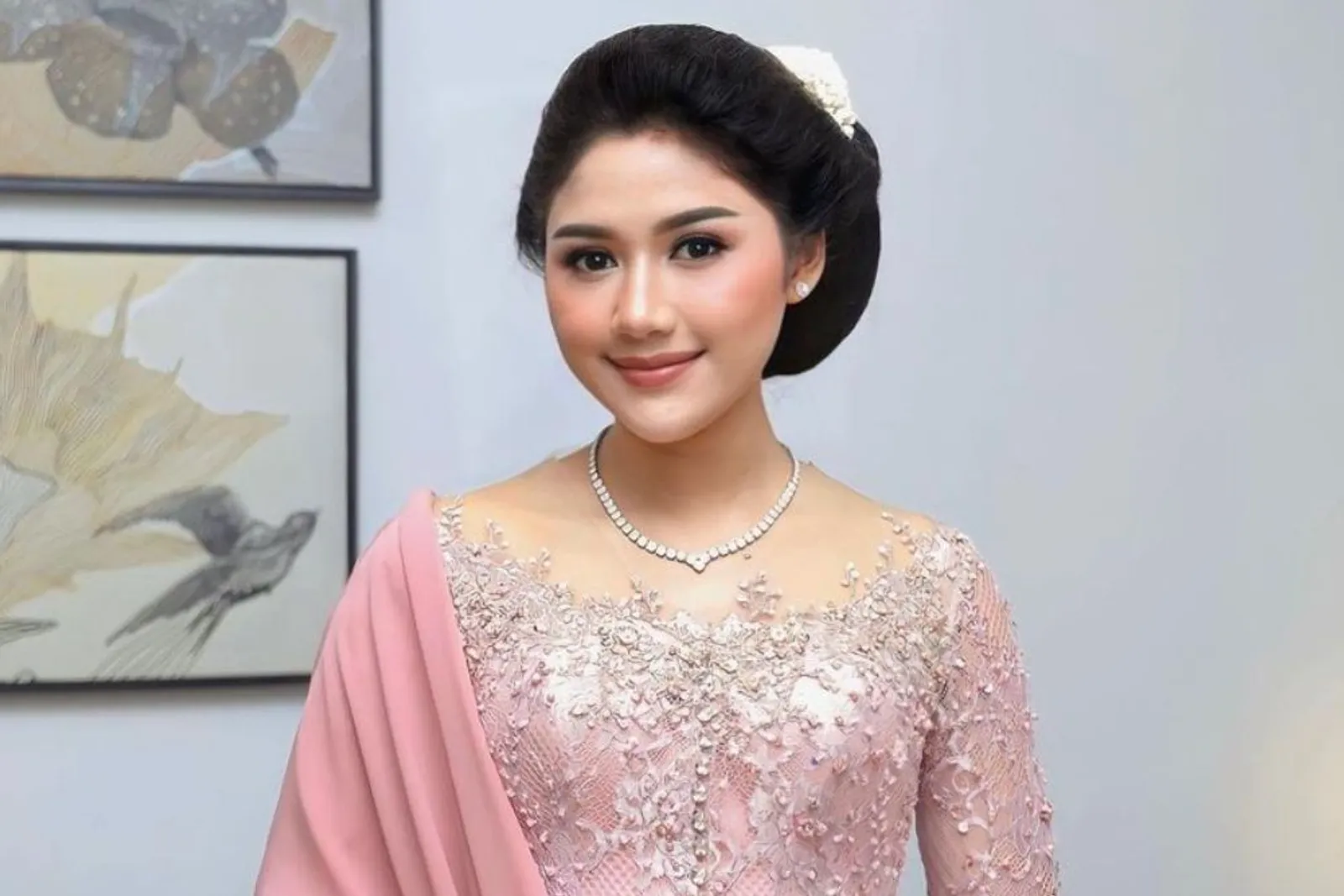 Potret Menawan Erina Gudono Berbalut Kebaya