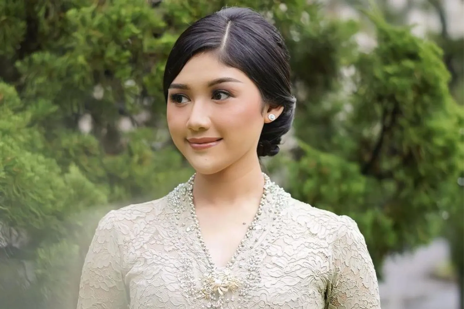 Potret Menawan Erina Gudono Berbalut Kebaya