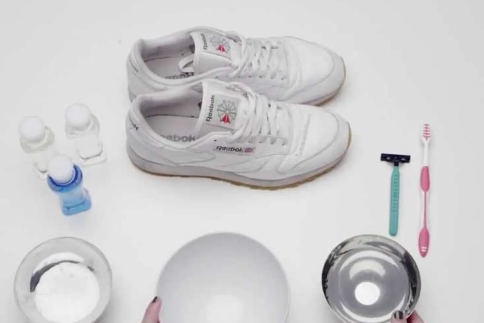 9 Cara Mencuci Sepatu Putih yang Benar, Bisa Dicoba!