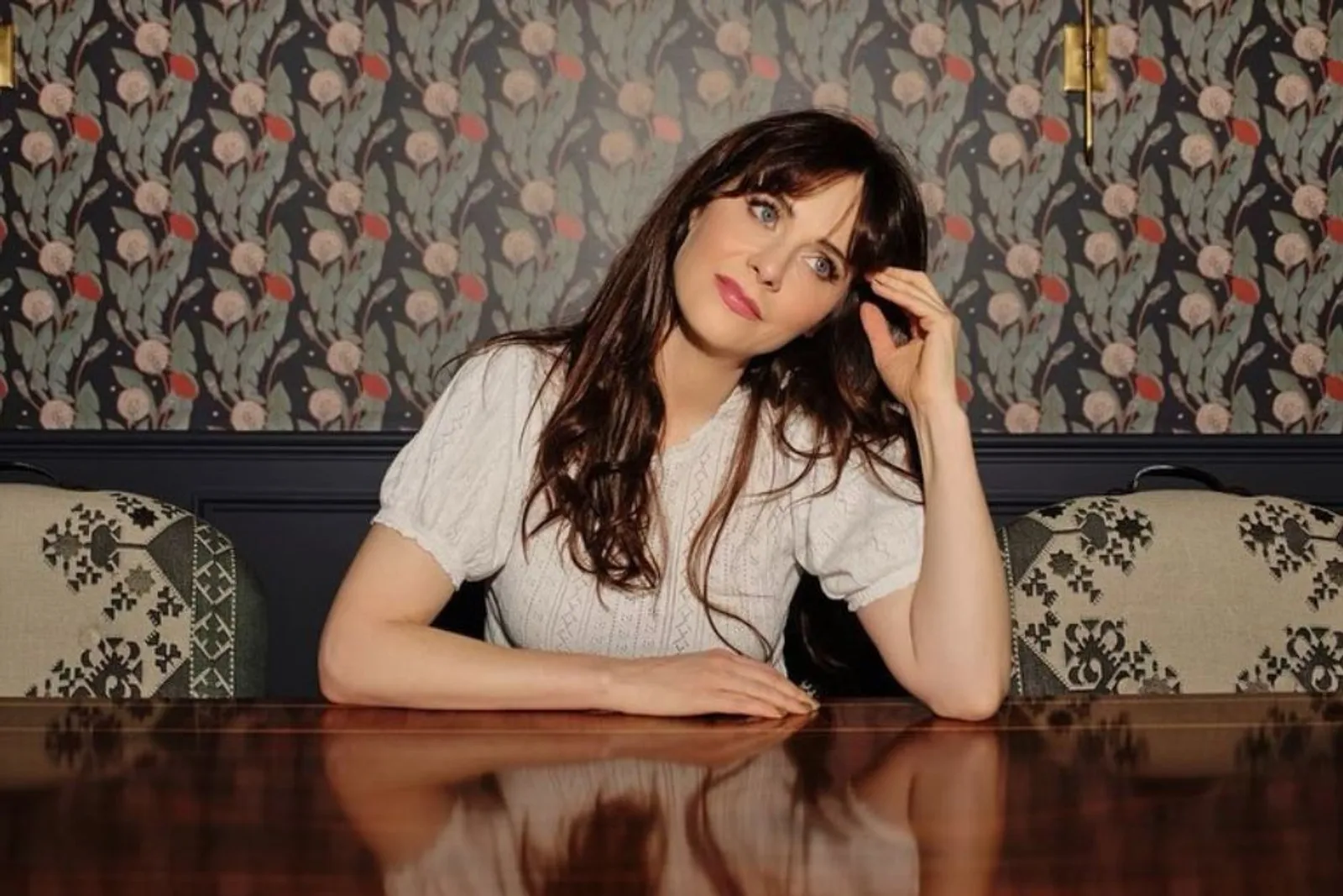 Resmi Tunangan, Penampilan Zooey Deschanel Ikut Tersorot