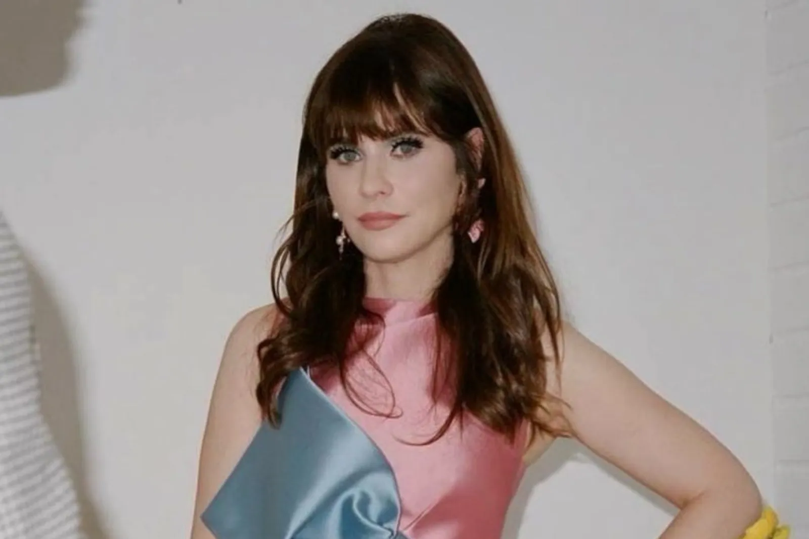 Resmi Tunangan, Penampilan Zooey Deschanel Ikut Tersorot