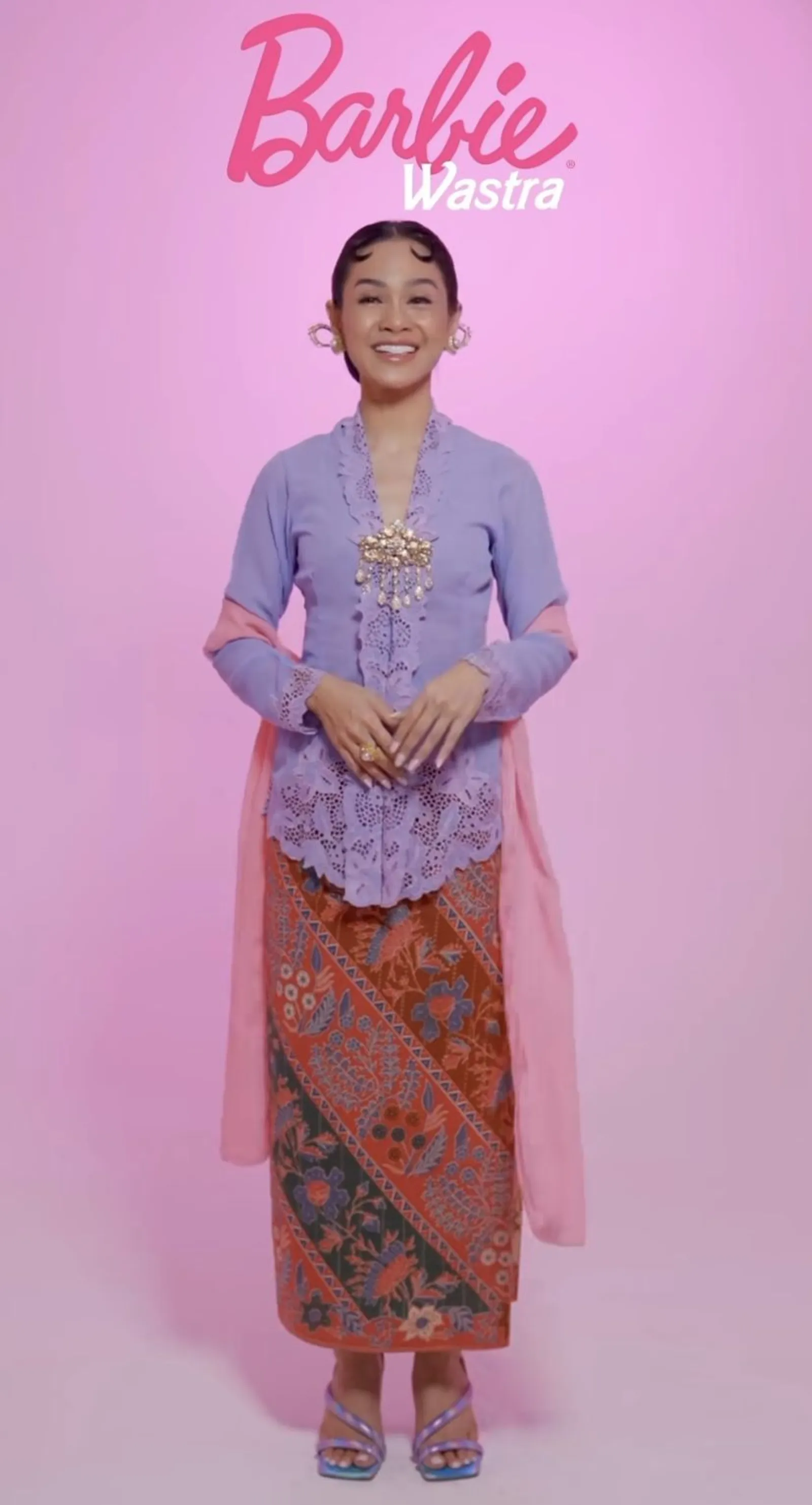 Gaya Andien Aisyah Ikut Tren Barbie Pakai Kain Wastra Indonesia