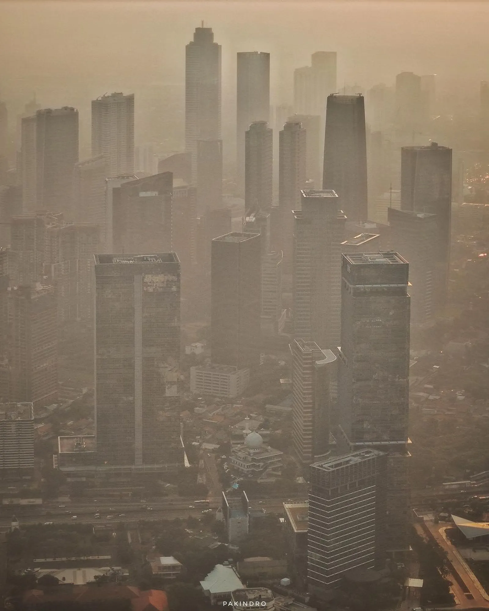 Serem Banget! Ini 8 Foto Langit Jakarta Dikepung Polusi