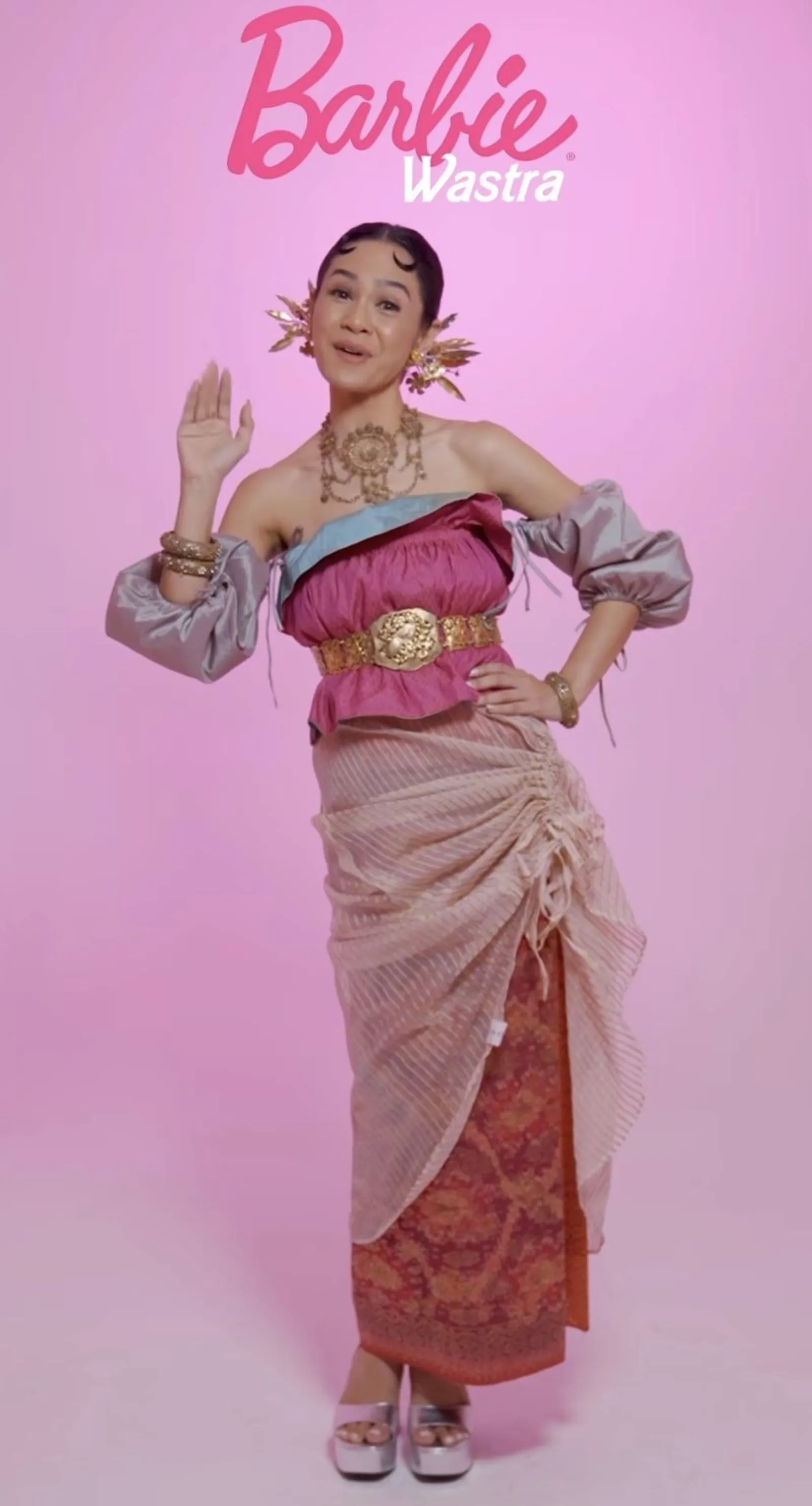 Gaya Andien Aisyah Ikut Tren Barbie Pakai Kain Wastra Indonesia