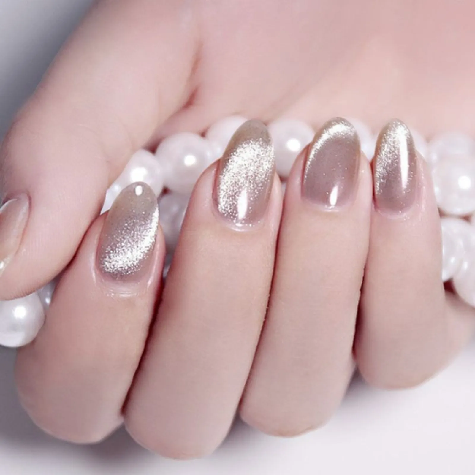 7 Inpirasi Cat Eye Nail Art yang Bisa Kamu Tiru, Glowing dan Trendi! 