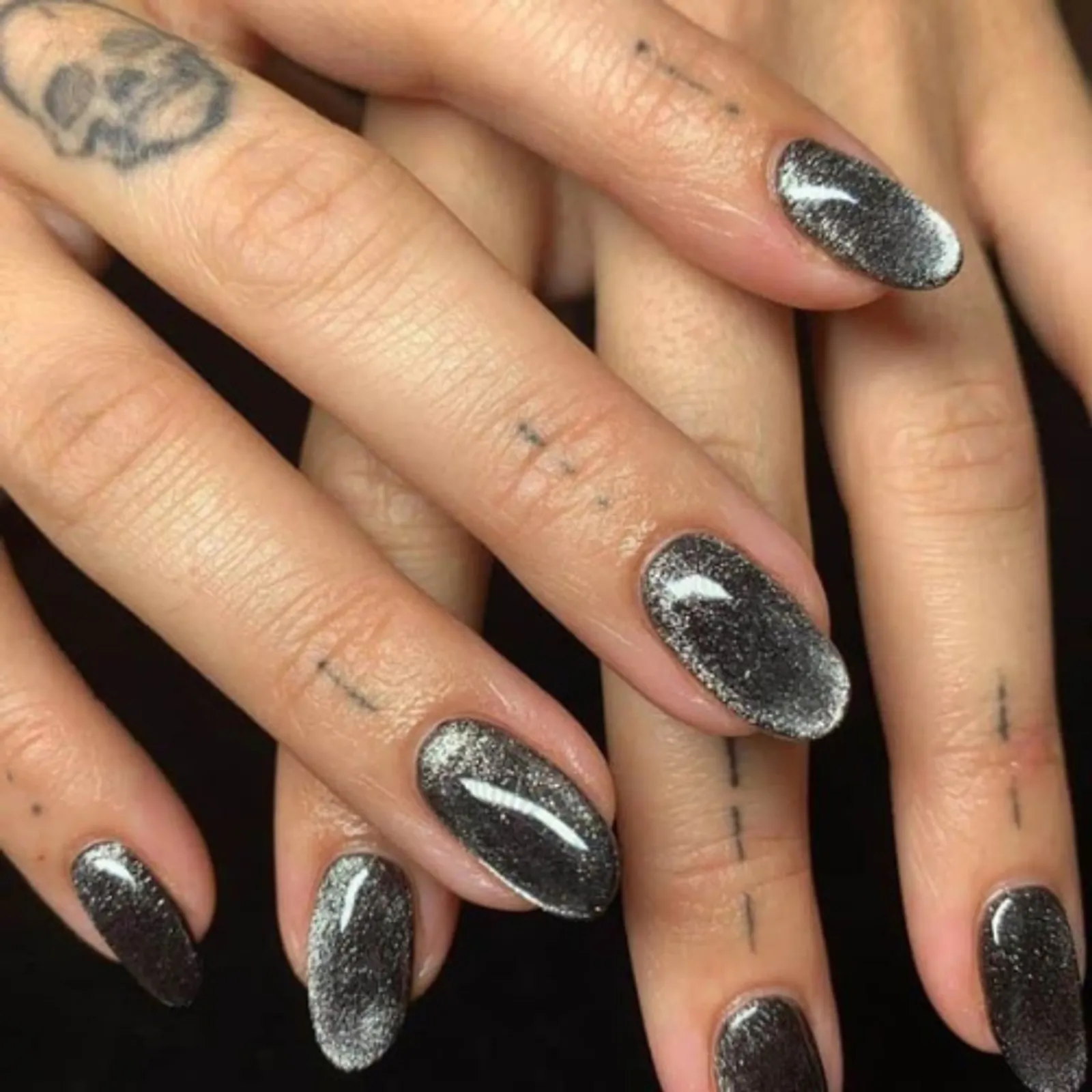 7 Inpirasi Cat Eye Nail Art yang Bisa Kamu Tiru, Glowing dan Trendi! 