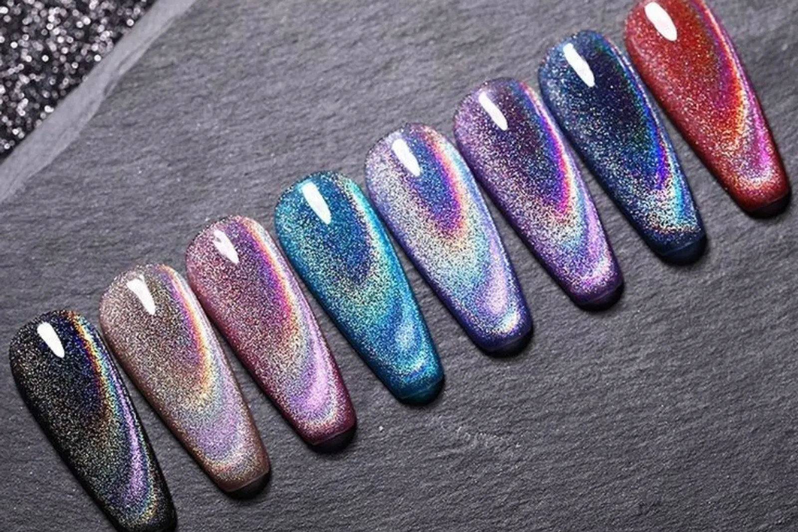 7 Inpirasi Cat Eye Nail Art yang Bisa Kamu Tiru, Glowing dan Trendi! 