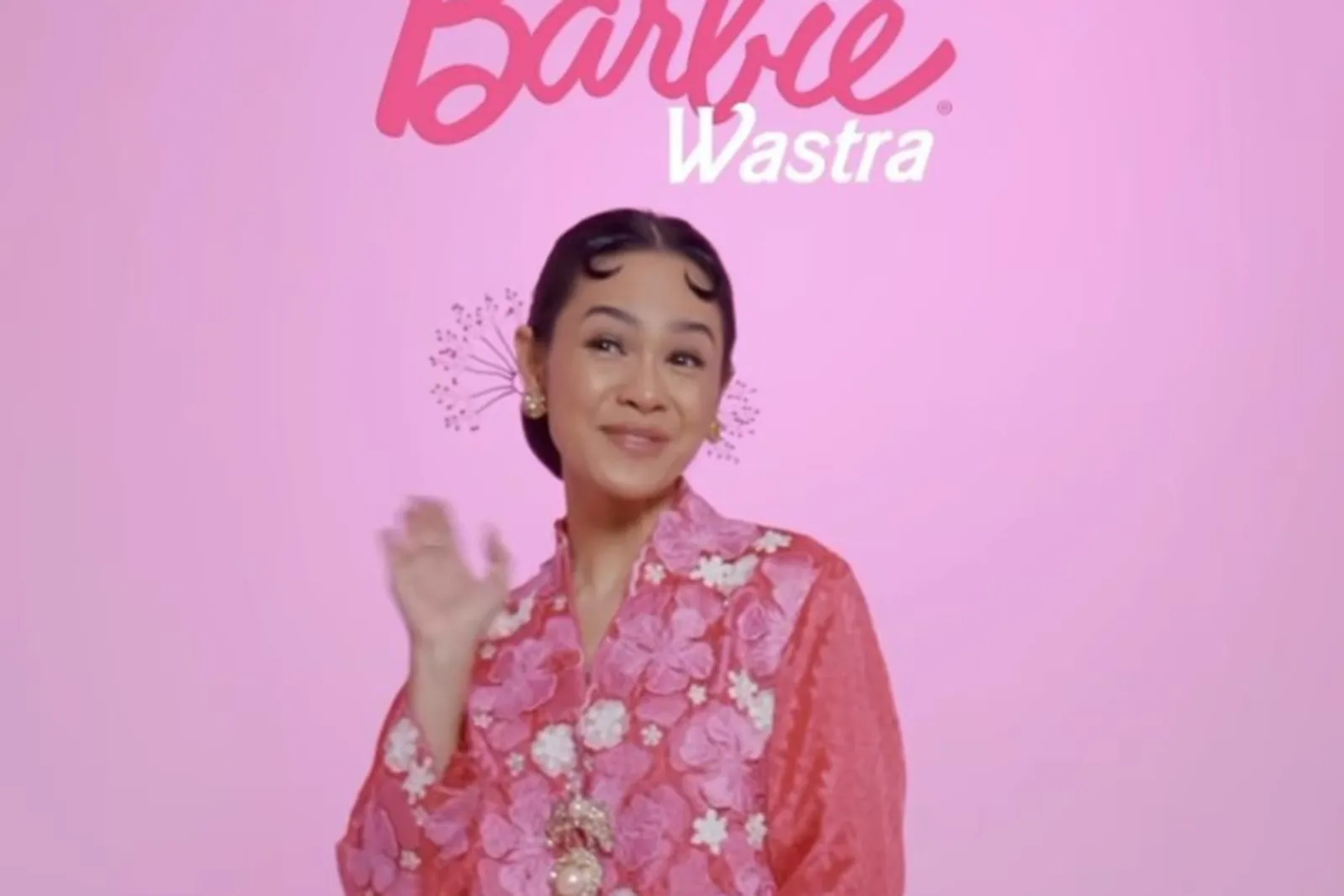 Gaya Andien Aisyah Ikut Tren Barbie Pakai Kain Wastra Indonesia