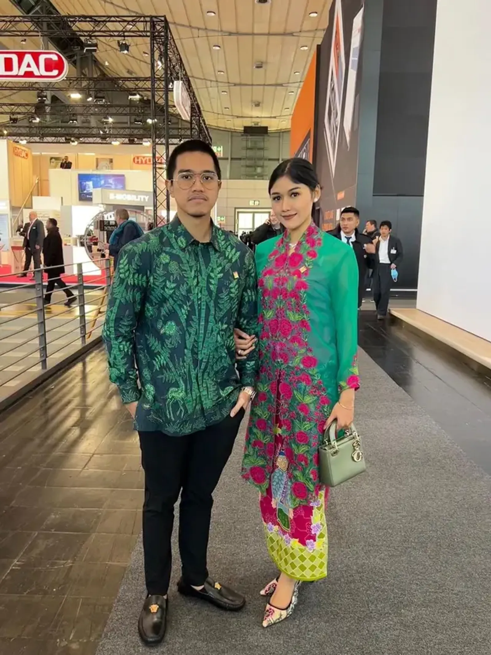 Gaya Kompak Kaesang Pangarep & Erina Gudono Jadi Inspirasi OOTD HUT RI