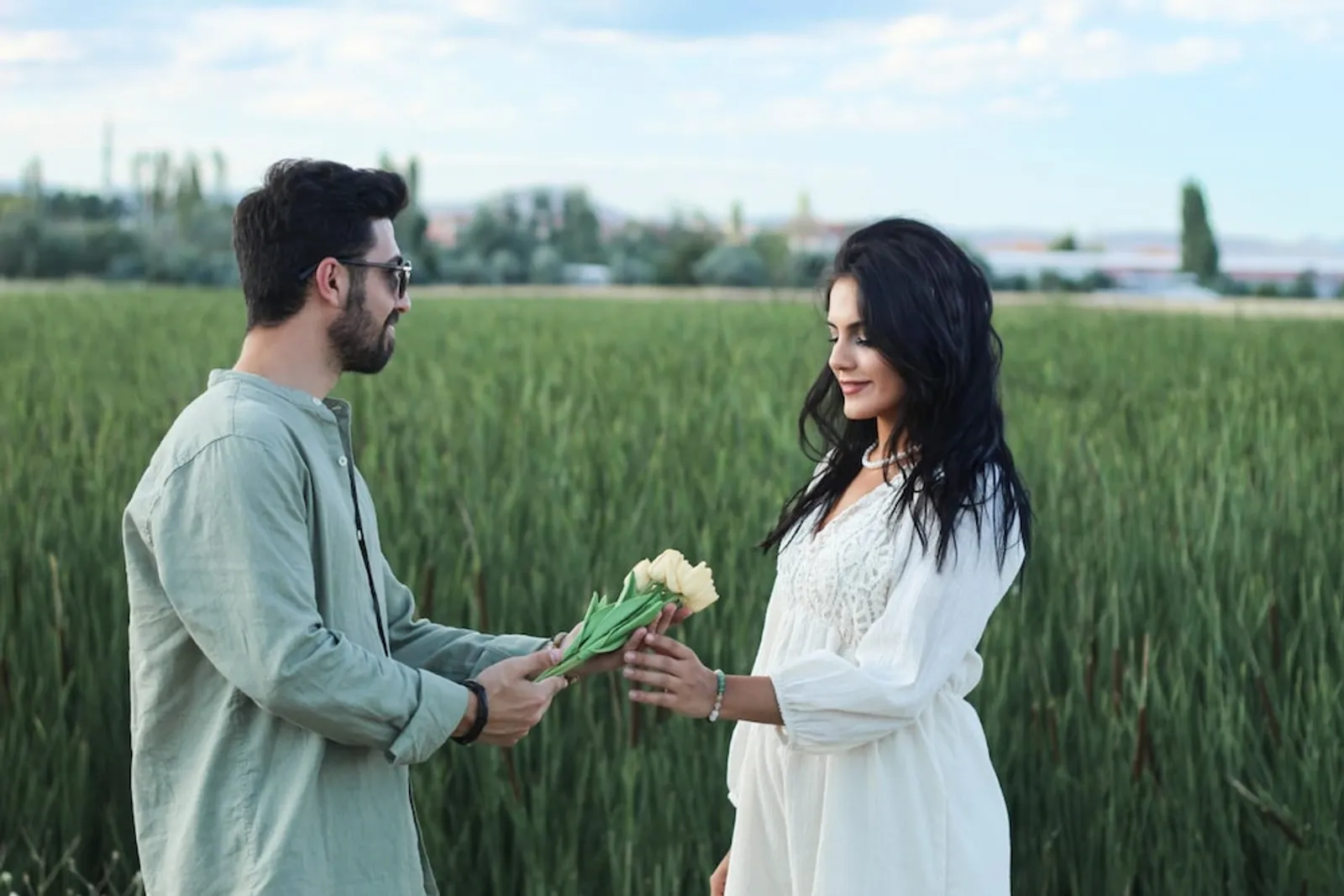 6 Cara Romantis Merayakan Anniversary Pernikahan Pertama dengan Suami