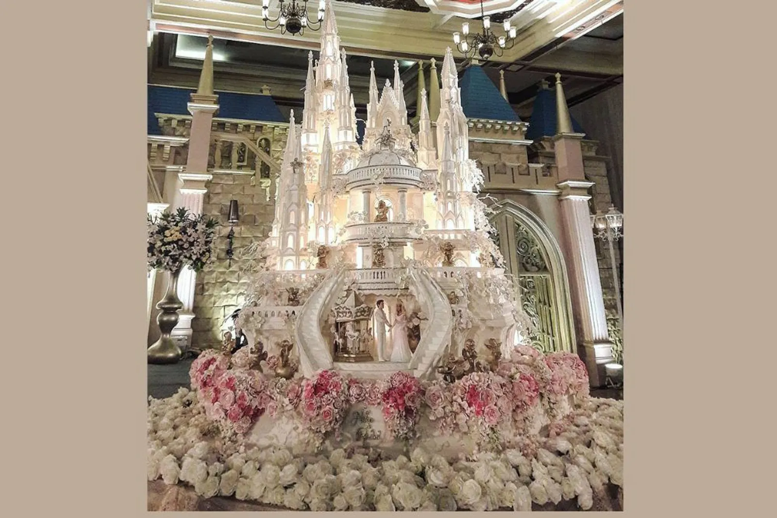 8 Kue Pernikahan Mewah Para Artis Indonesia, Bentuknya Istana Megah